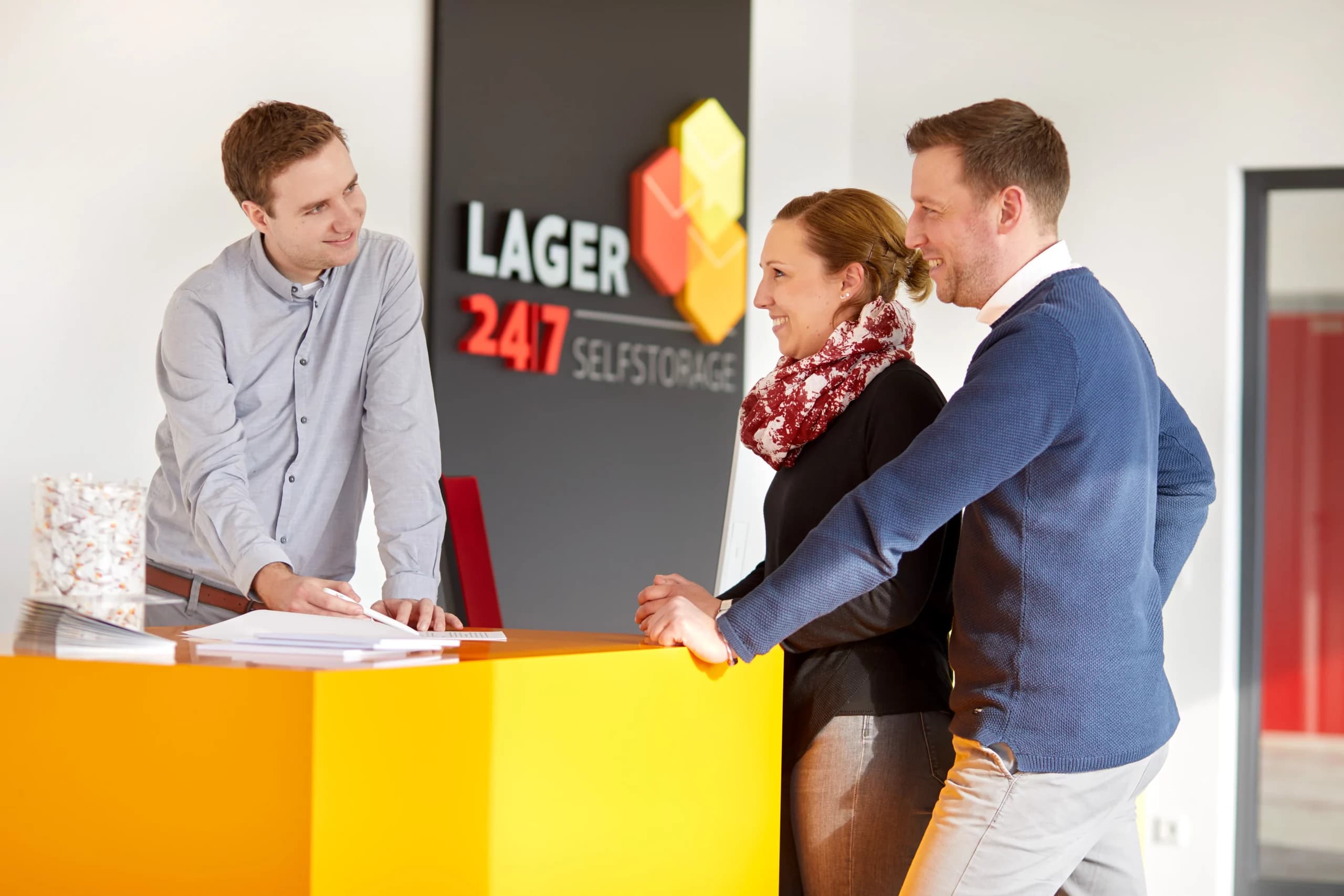 Beratung zu Paketannahme und Service bei Lager 24/7