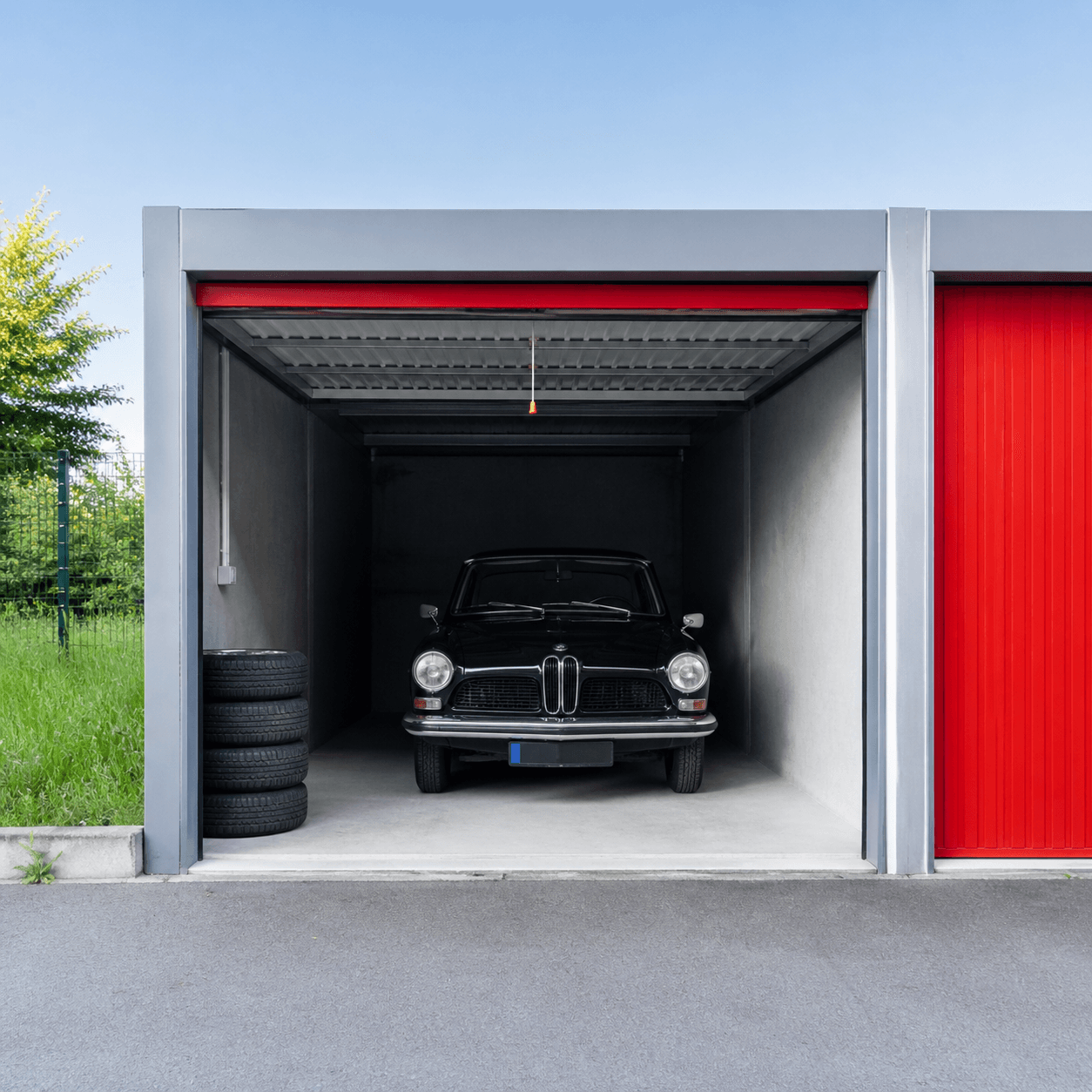 Oldtimer trocken in einer Garagenbox bei Lager 24/7 Paderborn lagern