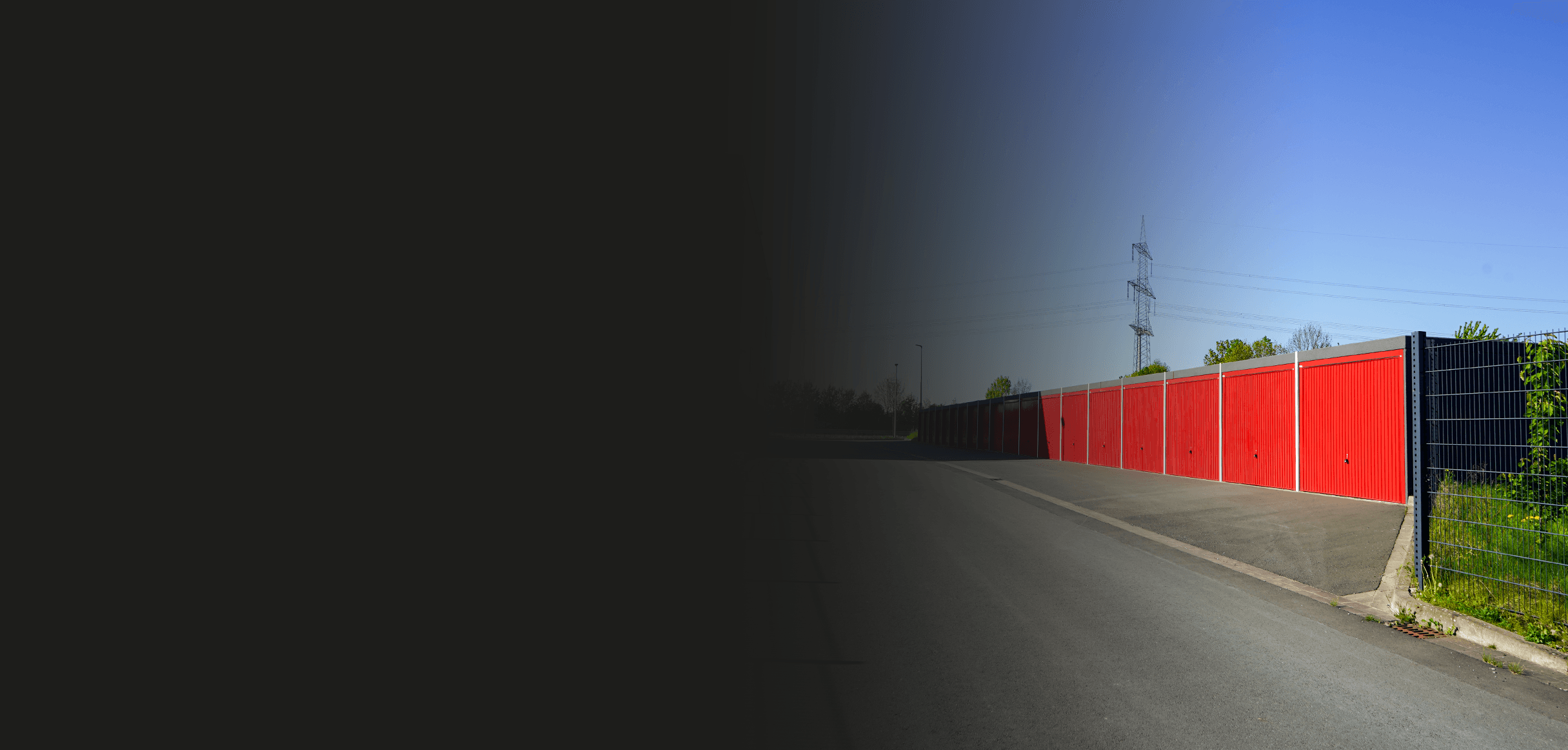 Garage mieten in Paderborn: rote Garagenboxen am Lager 24/7 Standort