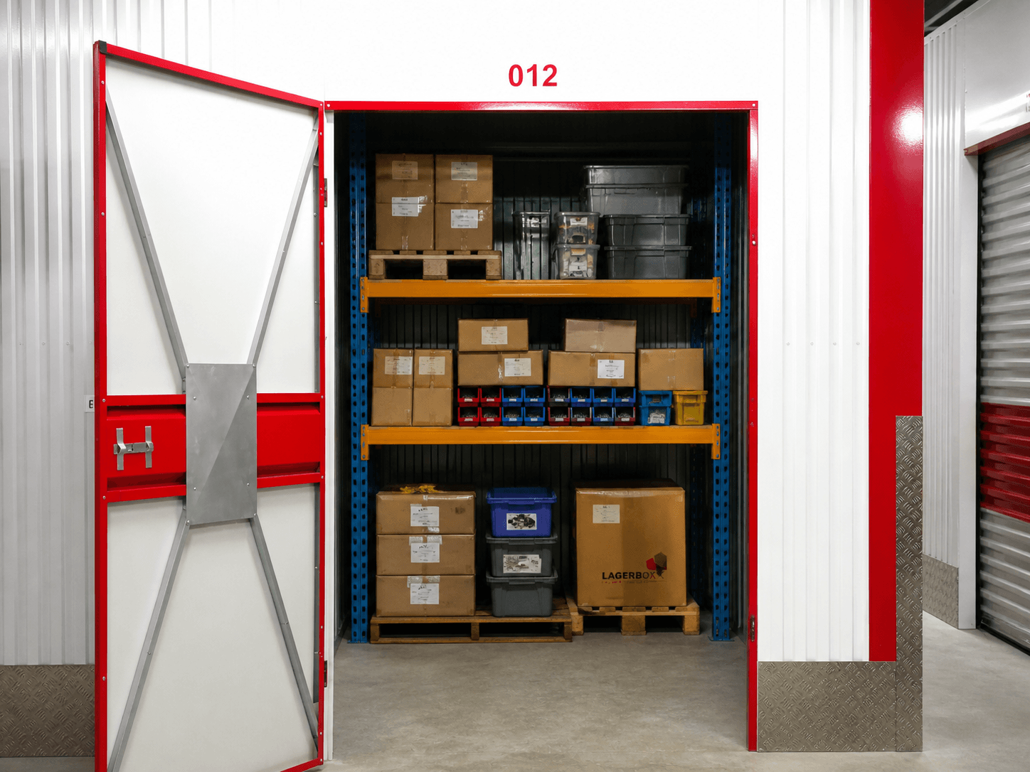 Logistik Lagerbox mit Regalen, Paketen und Palettenware bei Lager 24/7