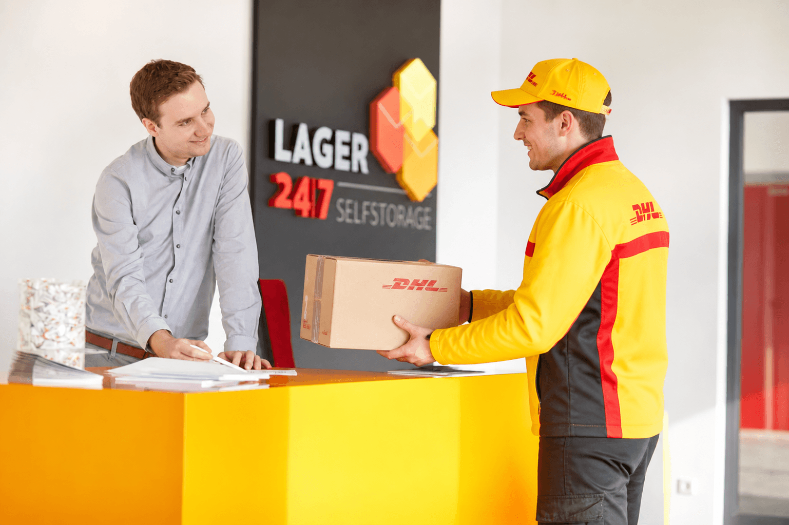 Paketannahme am Empfang von Lager 24/7