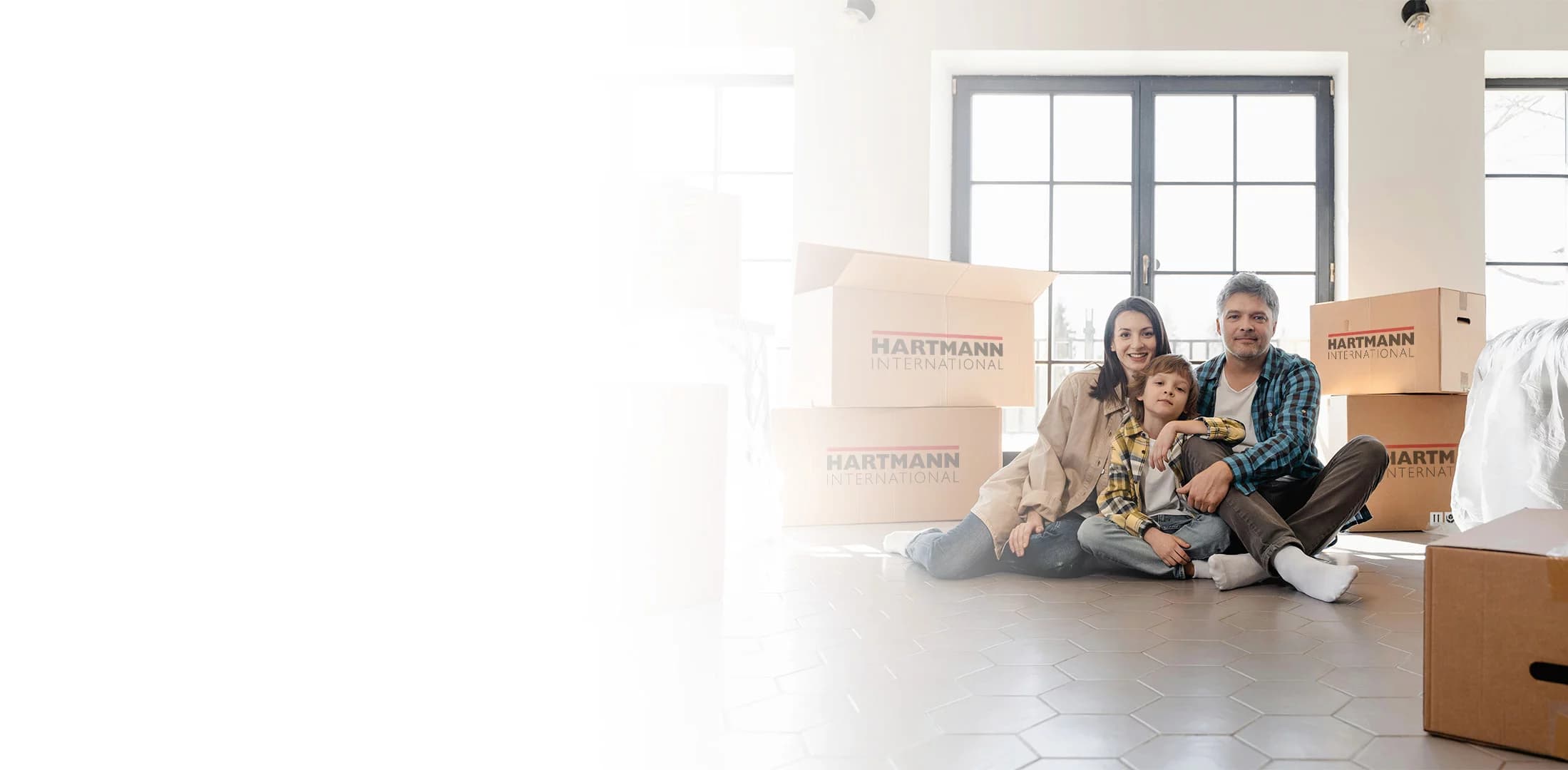 Umzug planen mit Hartmann International Umzugskartons in einer hellen Wohnung